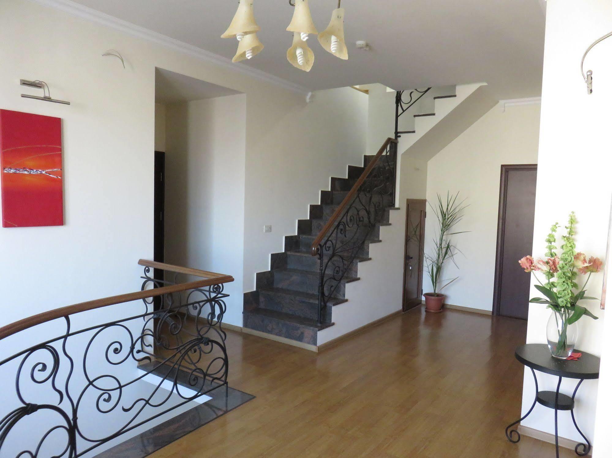 Hotel Grig Yerevan Bagian luar foto